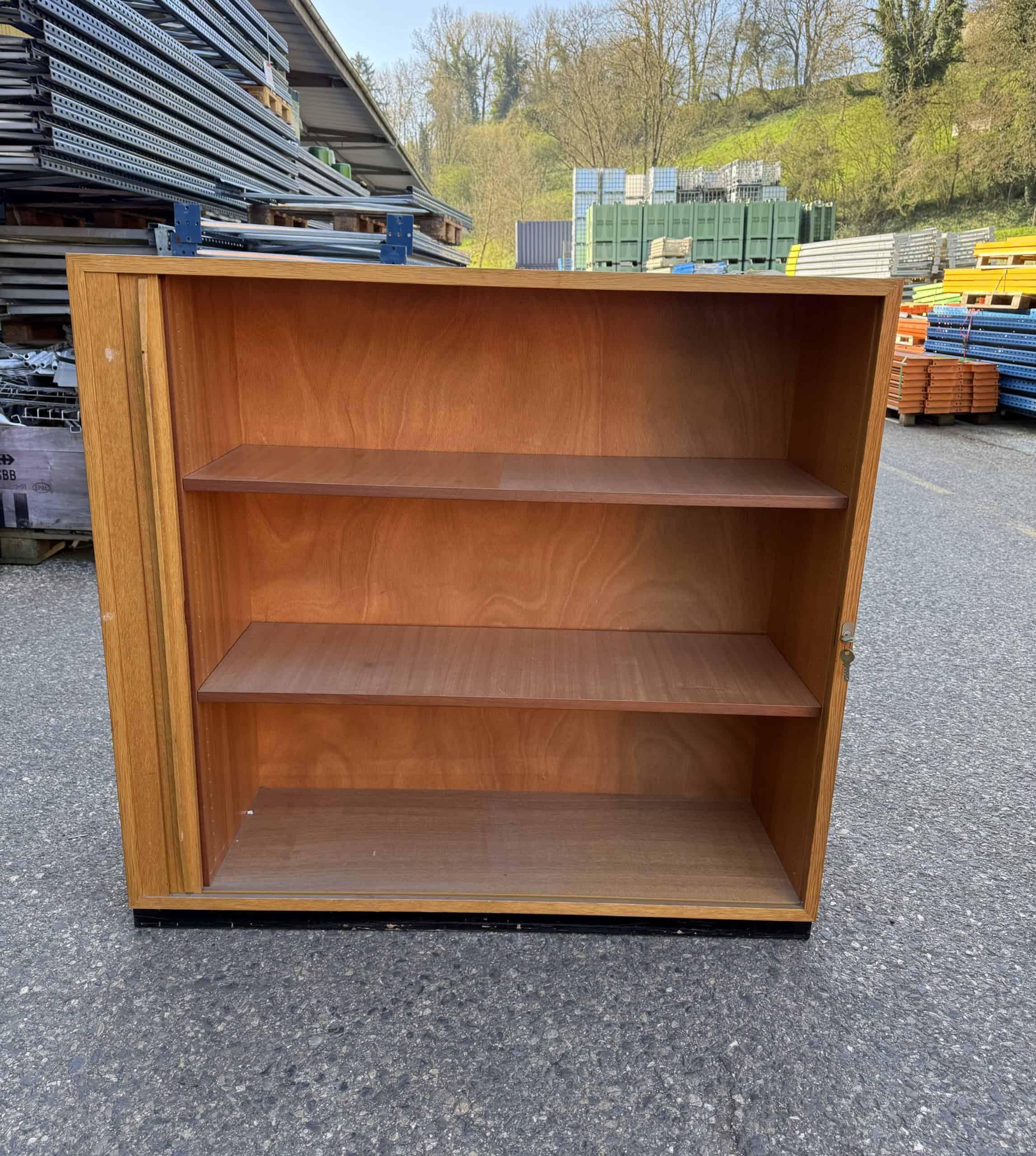 Meuble rideau en bois d’occasion avec tablars – L 120 x P 42 x H 112 cm – Image 2