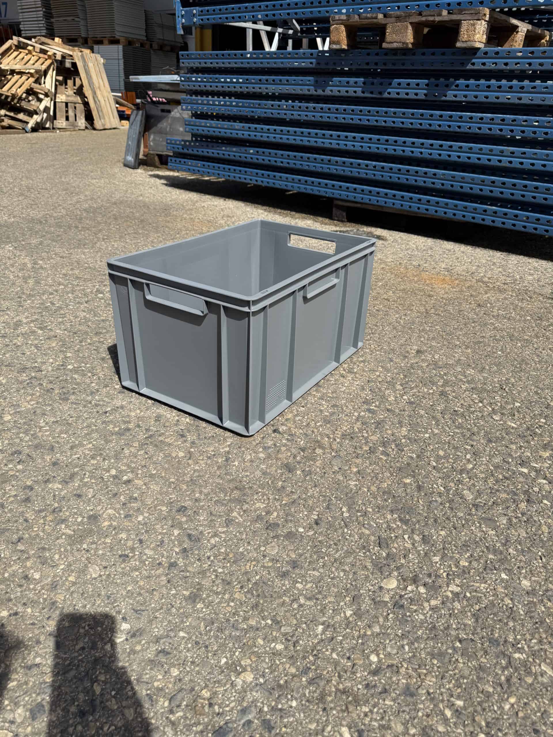 Caisse plastique grise empilable d’occasion 51L – 60 x 40 x 32 cm – Image 2