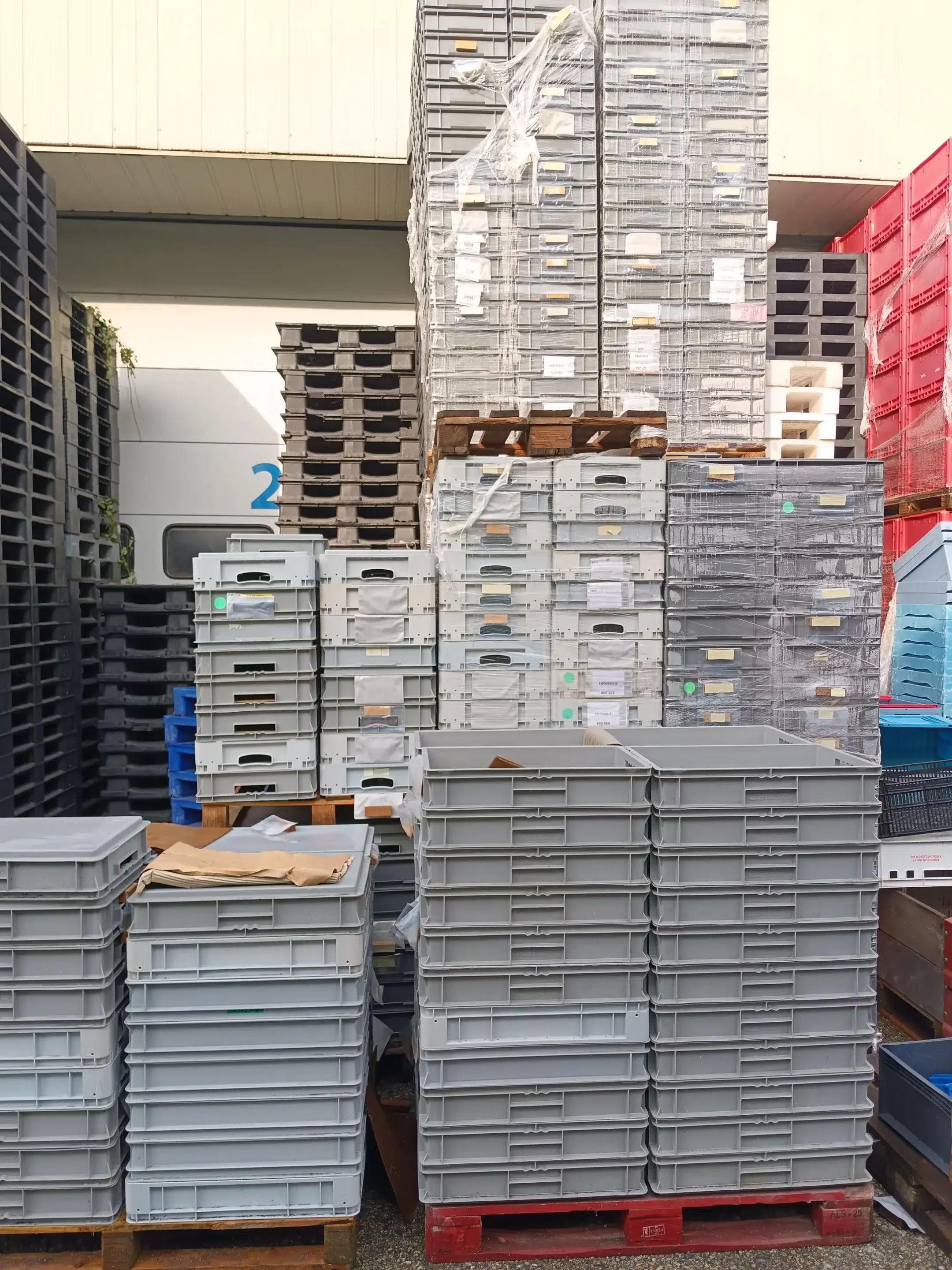 Caisse plastique grise empilable d’occasion 12L – 60 x 39.5 x 12.5 cm – Image 3