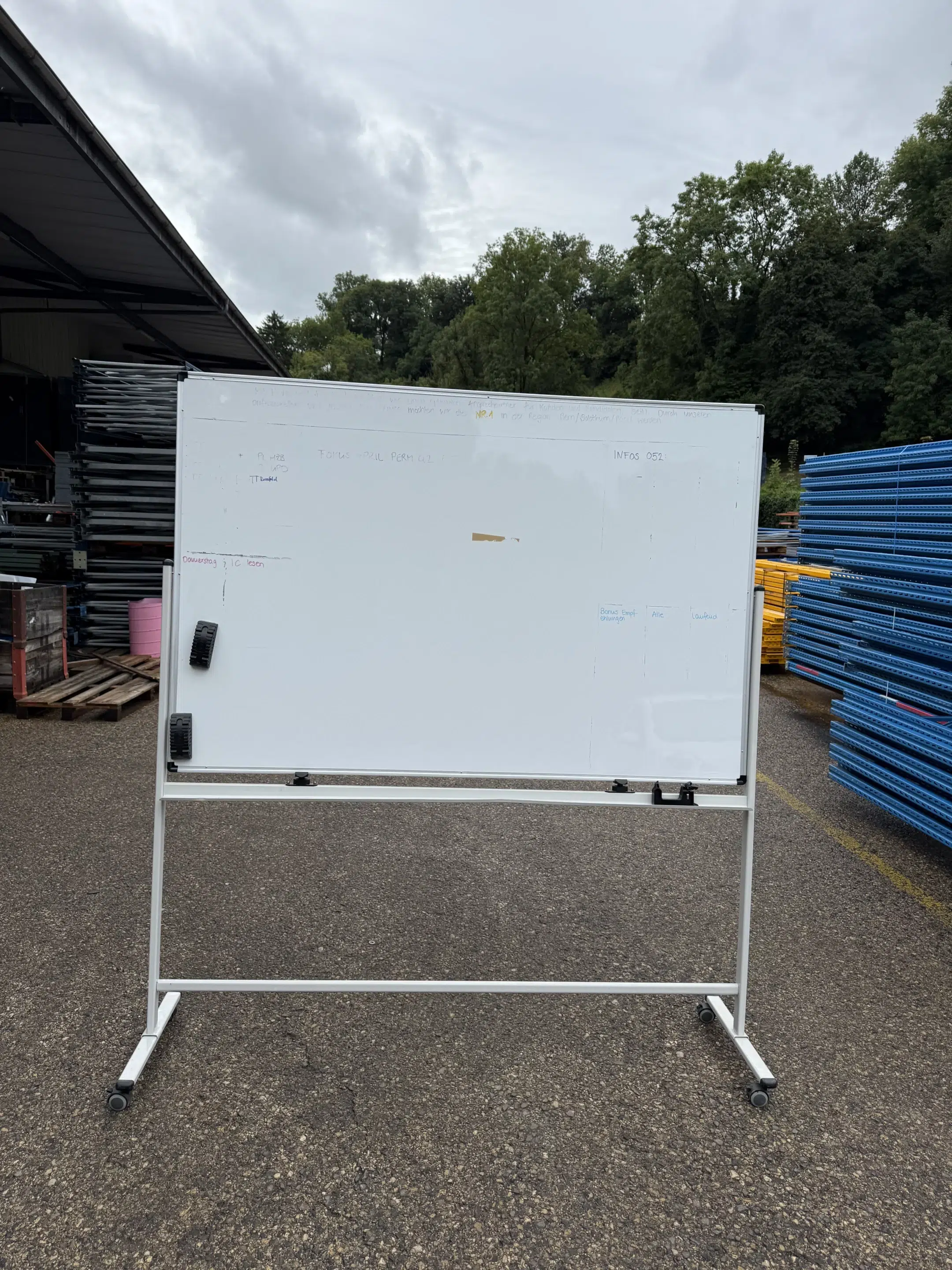 Tableau blanc sur roulette scaled