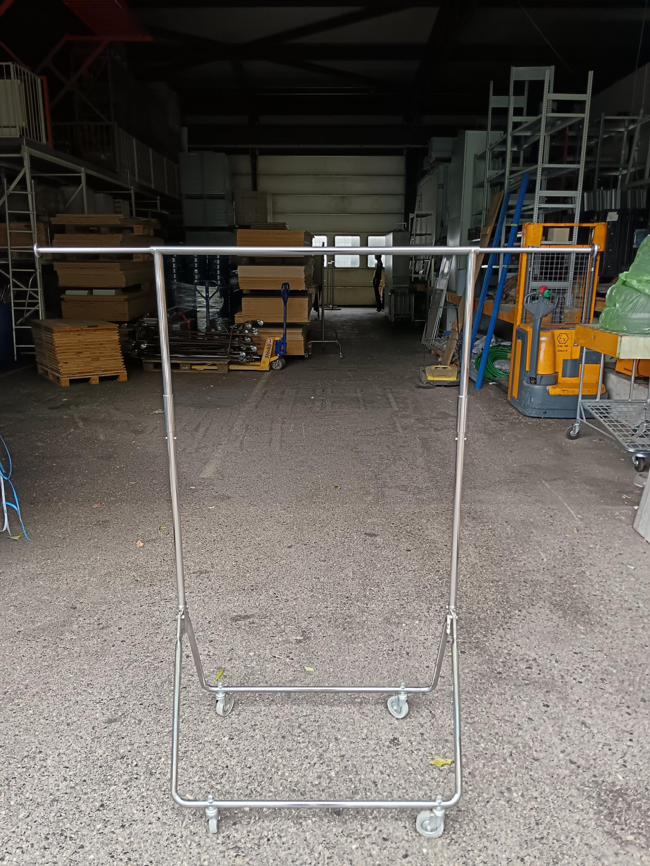 Stender / Porte-habits chromé réglable sur roulettes – Occasion – Image 2