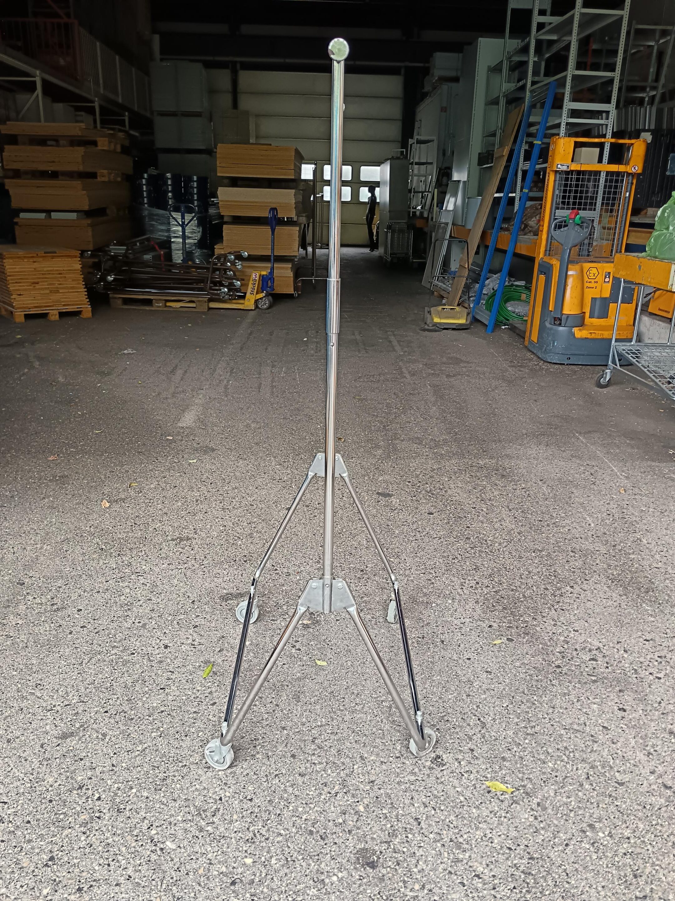 Stender / Porte-habits chromé réglable sur roulettes – Occasion – Image 3