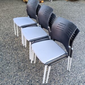 Chaise de bureau et conférence – métal, plastique et tissu – Occasion