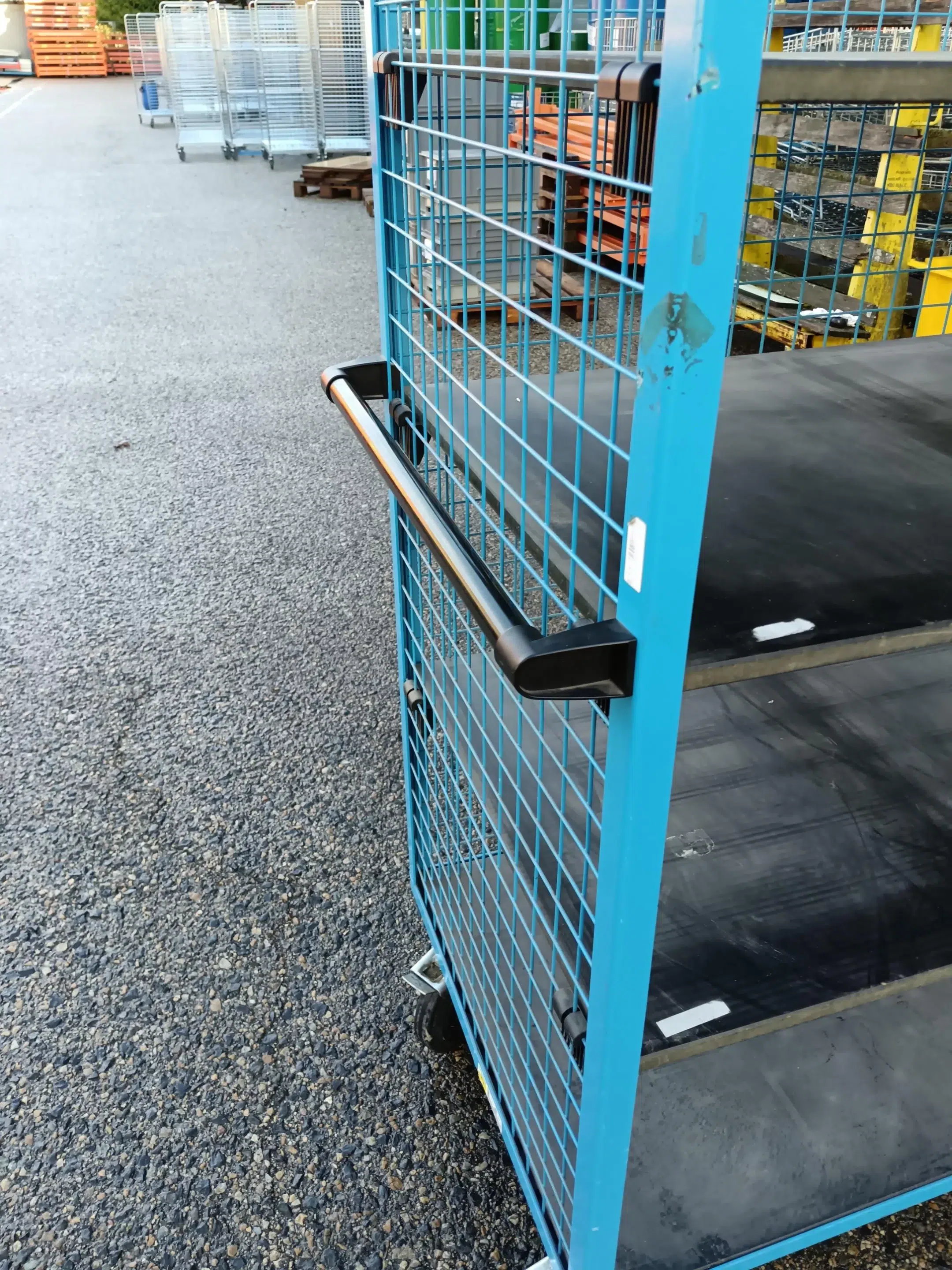 Chariot bleu à plateaux réglables – métallique et bois – Occasion