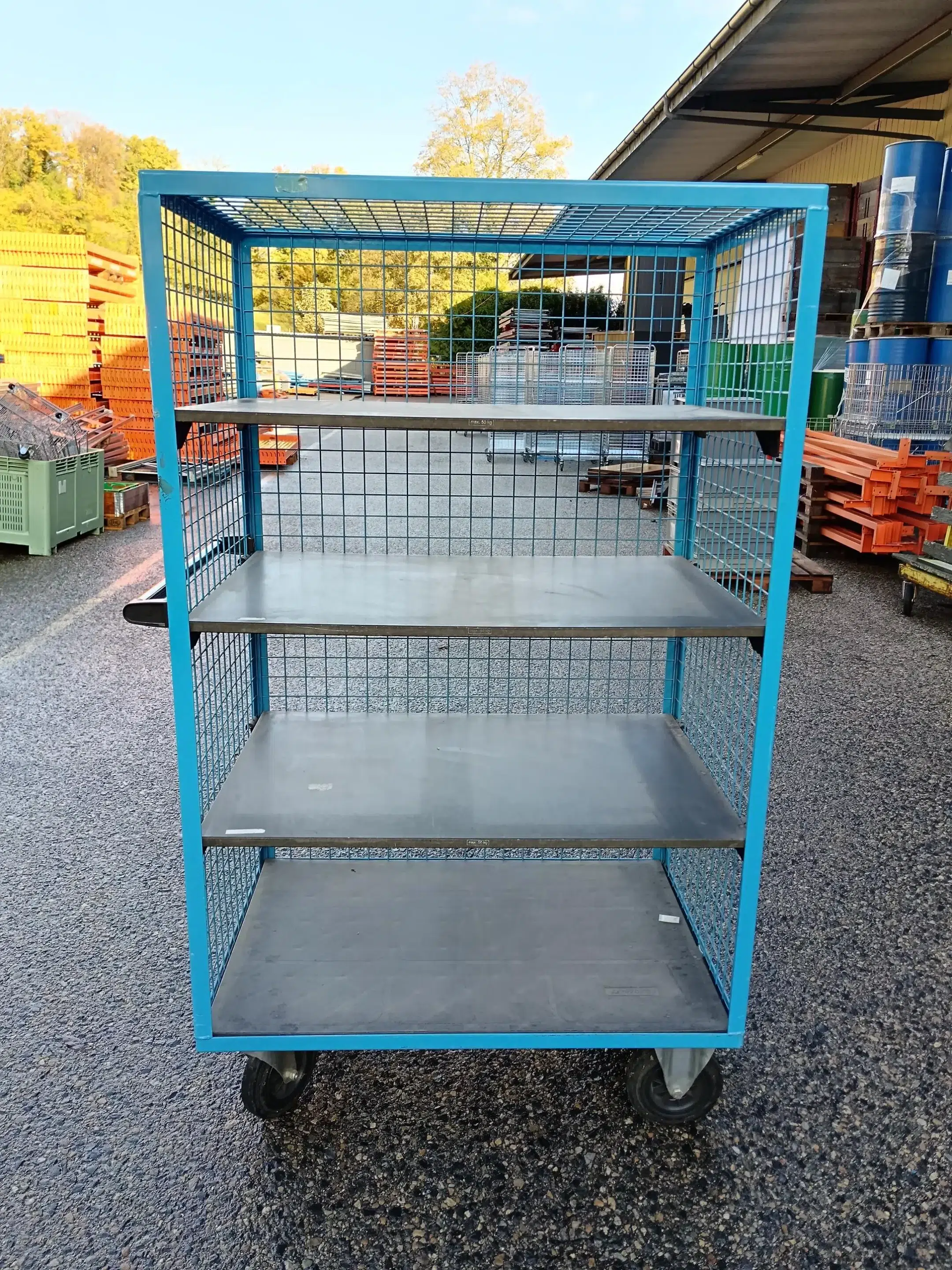 grand chariot bleu vue face vide scaled